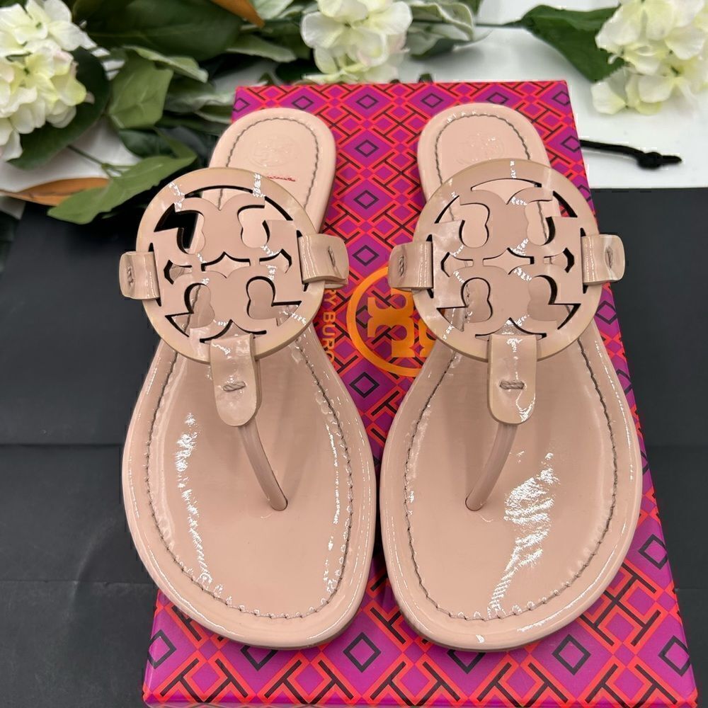 SOLD!!!!!!! Women’s Tory Burch, seashell, pink sandals, size 8 - Picture 6 of 7